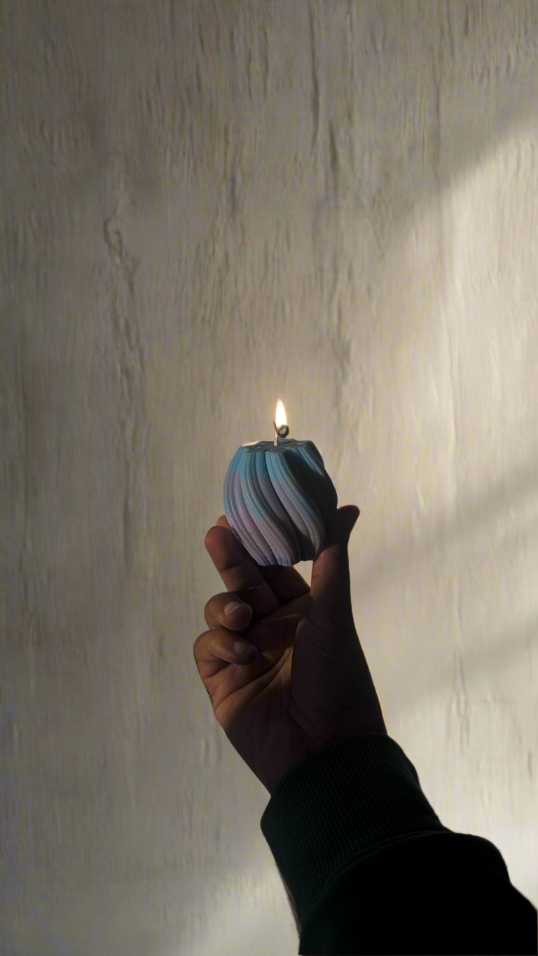 Swirl candles with a beautiful hue combination. Perfect for any setting be it living , dining, bedroom. Made from soy wax, sustainably using eco dyes and essential oils
